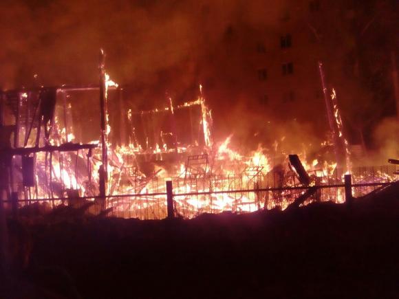 В Барнауле за считанные минуты сгорел двухэтажный жилой дом