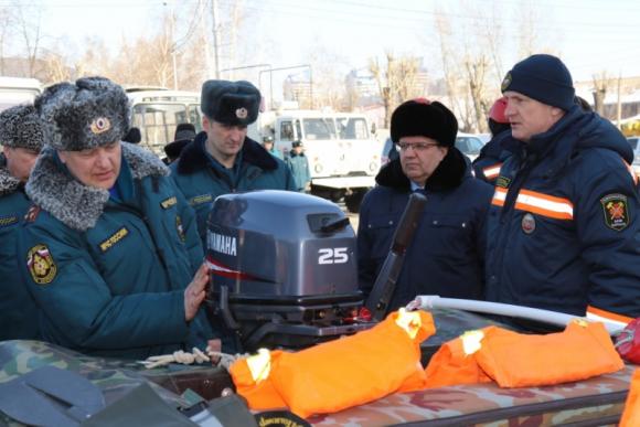 В Барнауле прошел смотр противопожарной и спасательной техники