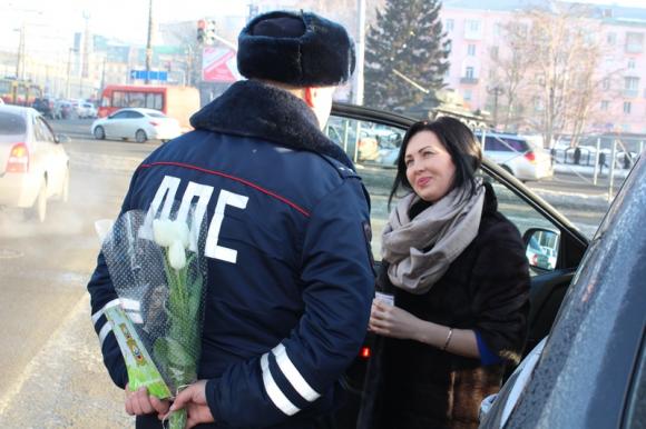 В Барнауле инспекторы ГИБДД дарили цветы женщинам-водителям