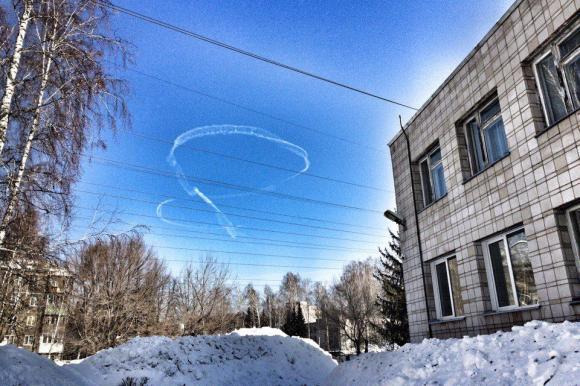 Пилот истребителя нарисовал восьмерку в небе над Новосибирском