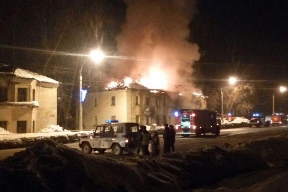 Около 30 человек эвакуировали пожарные из горящего дома на ул. Советской Армии (дополнено)