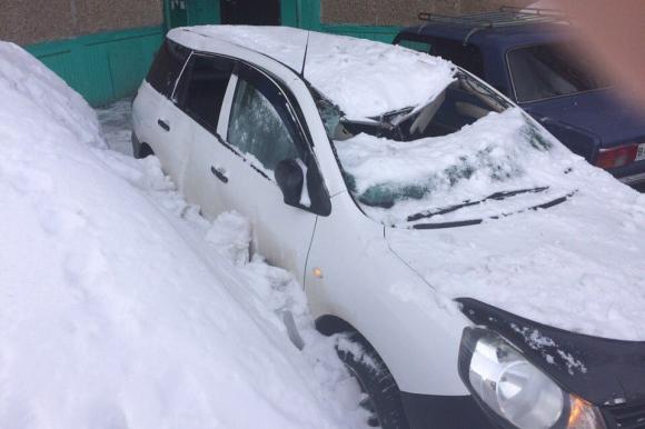 Что делать, если на ваш автомобиль упала ледяная глыба с крыши
