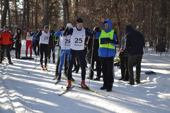 В Барнауле сотрудники силовых структур соревновались в стрельбе и ходьбе на лыжах