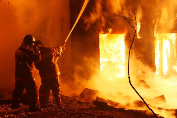Во время пожара в общежитии шинного завода погиб мужчина