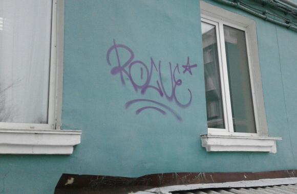 В Барнауле вандалы разрисовали фасады двух домов на 