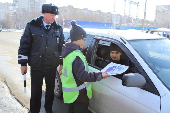 Барнаульские школьники напомнили водителям о внимательности за рулем