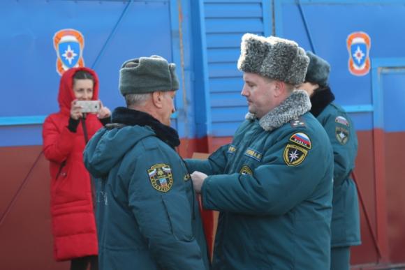 В Алтайском крае наградили сотрудников МЧС за спасение людей на зимней трассе