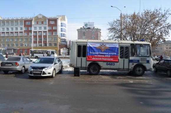 Специальный автобус полиции начал работать на парковке у ЦУМа