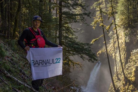 Флаг Barnaul22 спустился с 25-метрового водопада в США