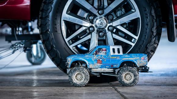 Эксперимент: 15 игрушечных машинок сдвинули 3-тонный авто Toyota