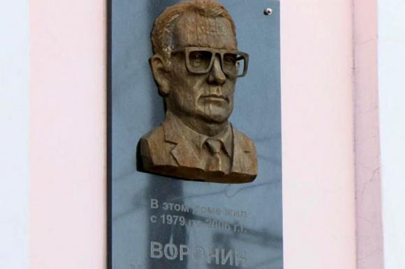 В Барнауле установили мемориальную доску машиностроителю Михаилу Воронину