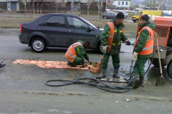 Дорожники Барнаула приступили к ремонту ям с помощью кирпича