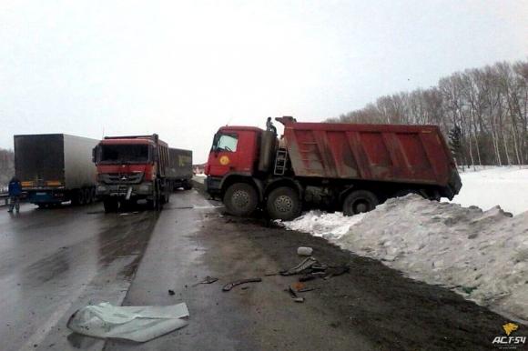 Одиннадцать автомобилей столкнулись на трассе под Новосибирском