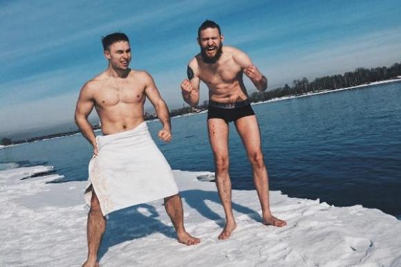 Двое жителей Иркутска проплыли подо льдом Байкала ради спасения леса