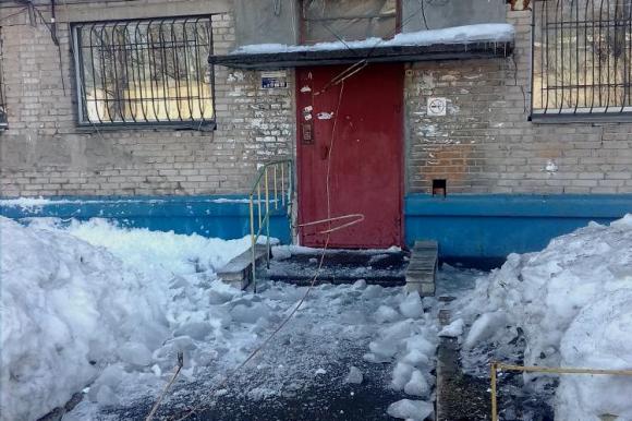 В Барнауле с крыши рухнула ледяная глыба вместе с деревянной лестницей