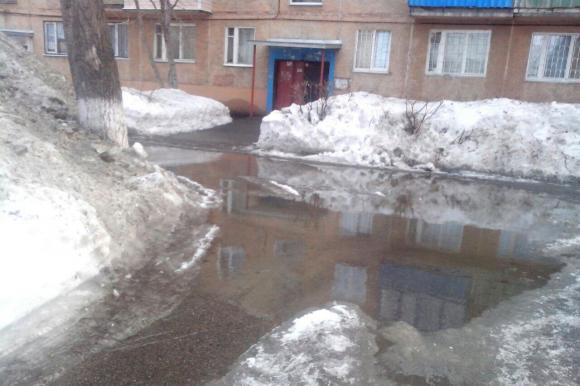 В Барнауле затопило двор пятиэтажки из-за коммунальной аварии