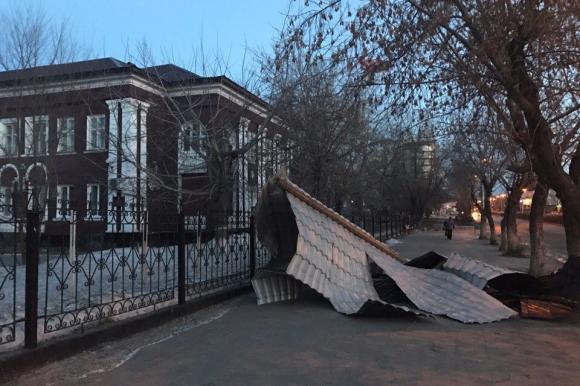 В Барнауле штормовой ветер сорвал крыши и повалил бетонные заборы