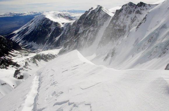 В Республике Алтай альпинист провалился в расщелину
