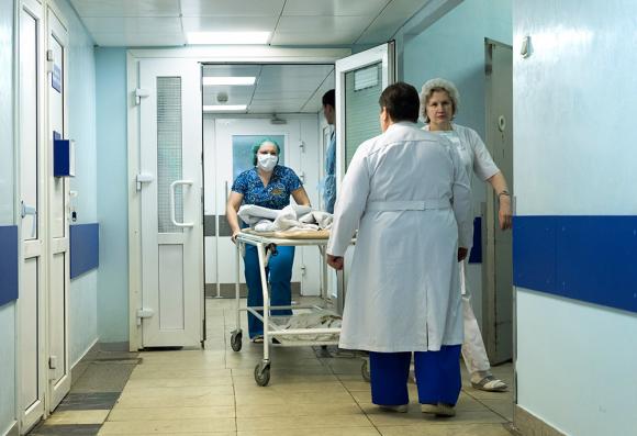 Пострадавшая при теракте в Петербурге школьница из Барнаула находится в больнице