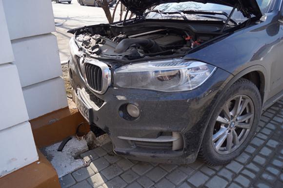 В Барнауле BMW X5 вылетел на тротуар, сбил двух пешеходов и врезался в стену