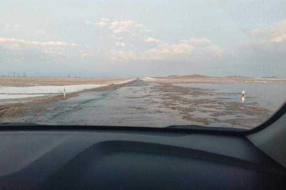 Паводковые воды затопили автодорогу в Завьяловском районе