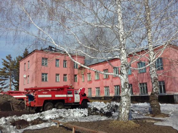 В поселке Алтайского края загорелась школа