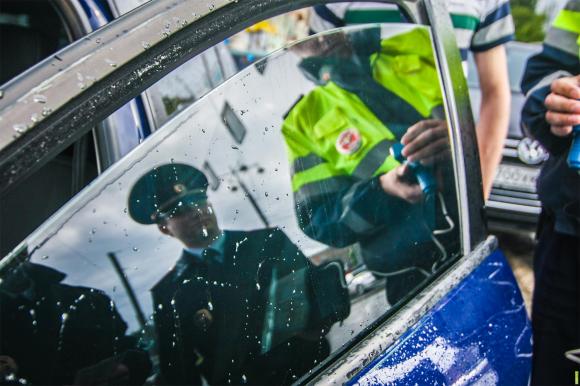 В Барнауле сотрудники ГИБДД оштрафовали 49 водителей за тонировку
