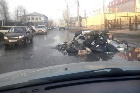 В мэрии Барнаула рассказали, откуда взялась куча мусора на дороге