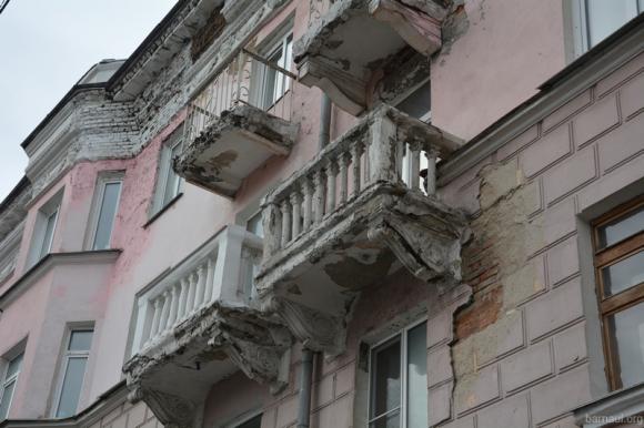 В центре Барнаула разрушаются фасады жилых домов