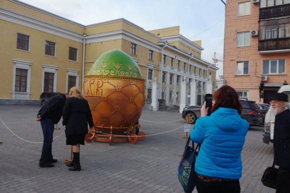 В Барнауле у Молодежного театра установили 4-метровый символ Пасхи