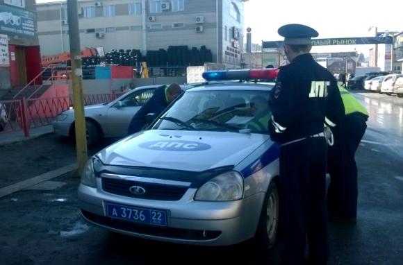 В Барнауле пьяная автоледи скрывалась от инспекторов на Теплом рынке