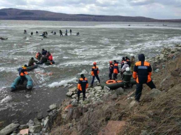 В Красноярском крае 118 рыбаков унесло от берега на льдине