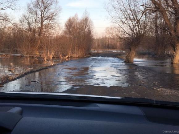 В Барнауле вода затопила дорогу на остров Шубинский