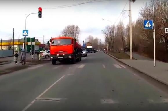 Подписчик Barnaul22 снял, как грузовик проезжает на 