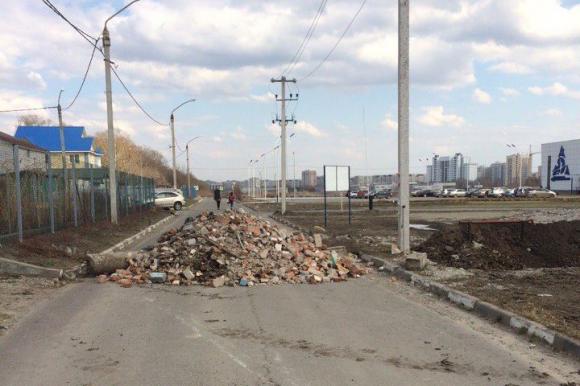 В Барнауле ул. Жасминную перекрыли строительным мусором