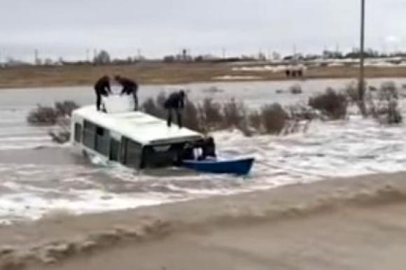 В Казахстане вышедшая из берегов река смыла автобус с детьми