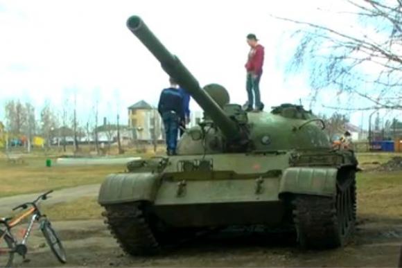 На Алтае вандалы за одну ночь разобрали часть советского танка Т-62 (видео)
