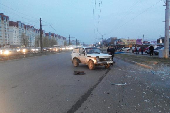 В Барнауле перекресток засыпало битым стеклом после серьезного ДТП (фото)