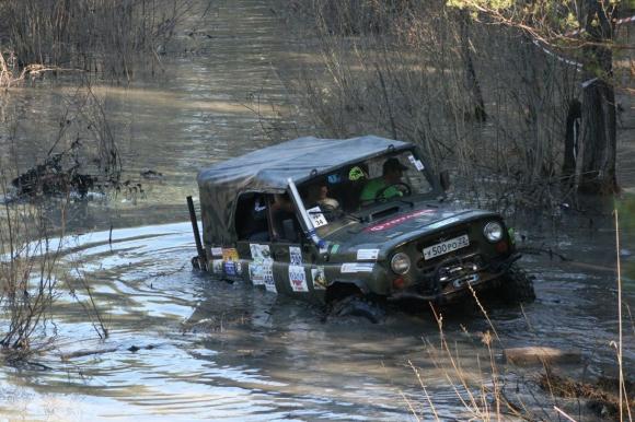 Водные заезды с прошедшей гонки внедорожников на оз. Пионерское (видео)