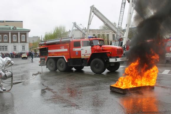 Огнеборцы устроили файер-шоу с машиной на пл. Свободы в Барнауле