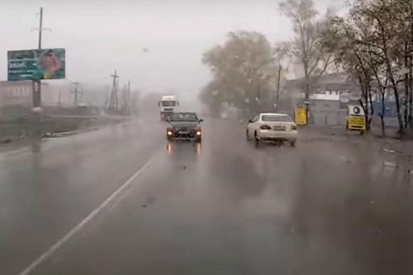 В Барнауле машины пересекли двойную сплошную и едва не спровоцировали ДТП (видео)