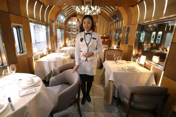 В Японии запустили двухэтажный поезд-люкс с изысканной кухней в ресторане (фото)