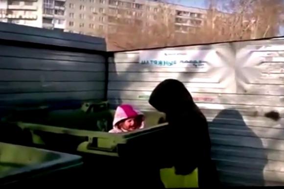 В Новосибирске мать наказала дочь, посадив ее в мусорный бак (видео)