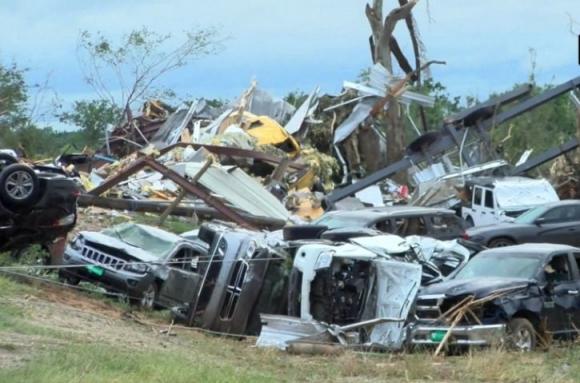 В США торнадо разрушил автосалон и опрокинул десятки автомобилей (фото и видео)