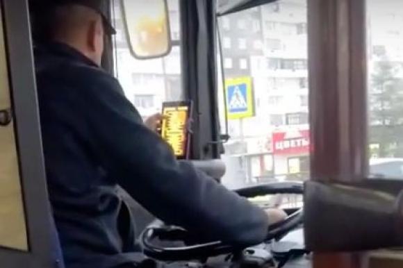 Водитель красноярского автобуса играет в нарды за рулем (видео)