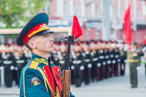 На площади Сахарова в Барнауле прошла генеральная репетиция Парада Победы (фото)
