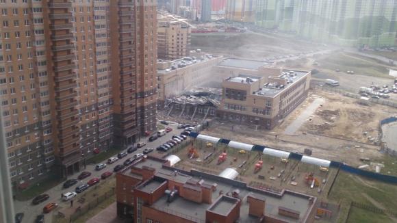 Момент обрушения крыши строящейся школы под Санкт-Петербургом (видео)