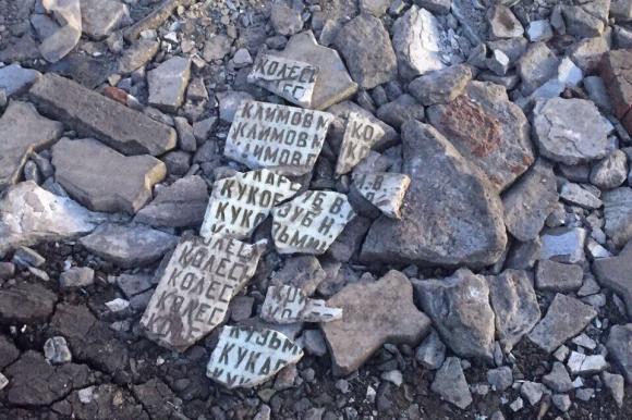 Дорогу под Омском отремонтировали осколками мемориальной плиты (видео)