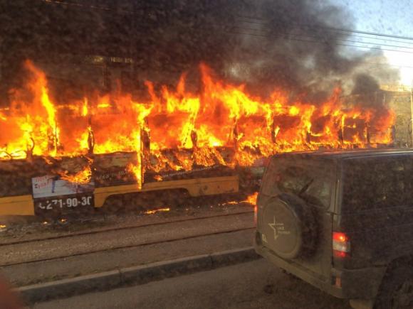 В Красноярске загорелся трамвай с пассажирами в вагоне (видео)