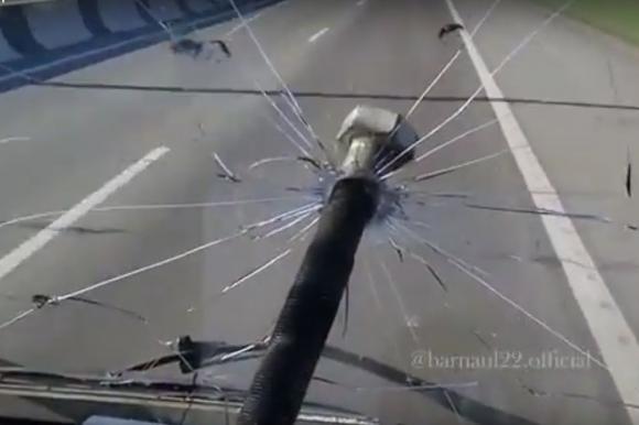 Железный болт прилетел в машину барнаульца на пригородной трассе (видео)
